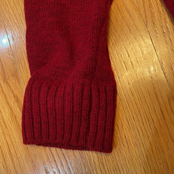 NWT H&M Men's Red Abstract Crewneck Sweater - Great for Fall, Winter, Holidays - Picture 4 of 10